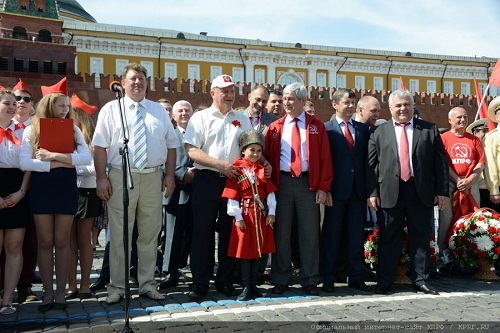 Ученик 5 класса школы № 2 с. Нартан Мурат Медалиев с Г.А. Зюгановым на Красной площади. 19 мая 2013 года 